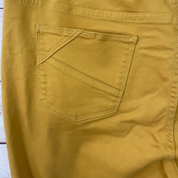 EUC Christopher & Banks Signature Slimming 5 Pocket Capris Womens 14 Mustard - Picture 4 of 5